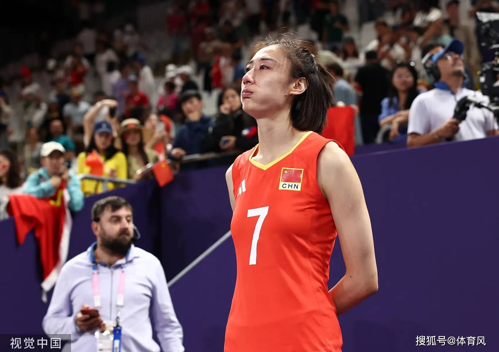 包含中国女排在比赛中因伤离场，丁俊晖主教练感到担心的词条