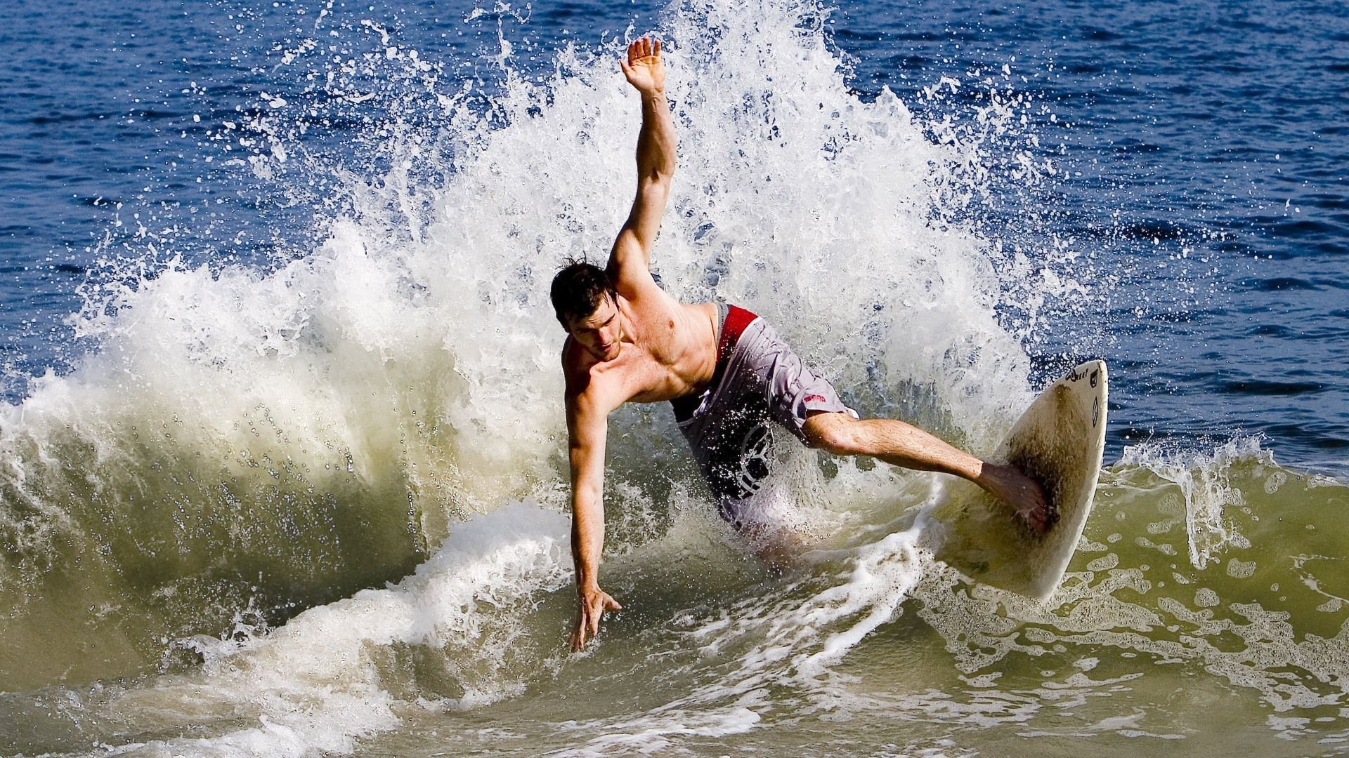 亚博体育APP-田径赛场焦点！荷兰队对阵日本队，冠军之争悬念重重，胜负难料